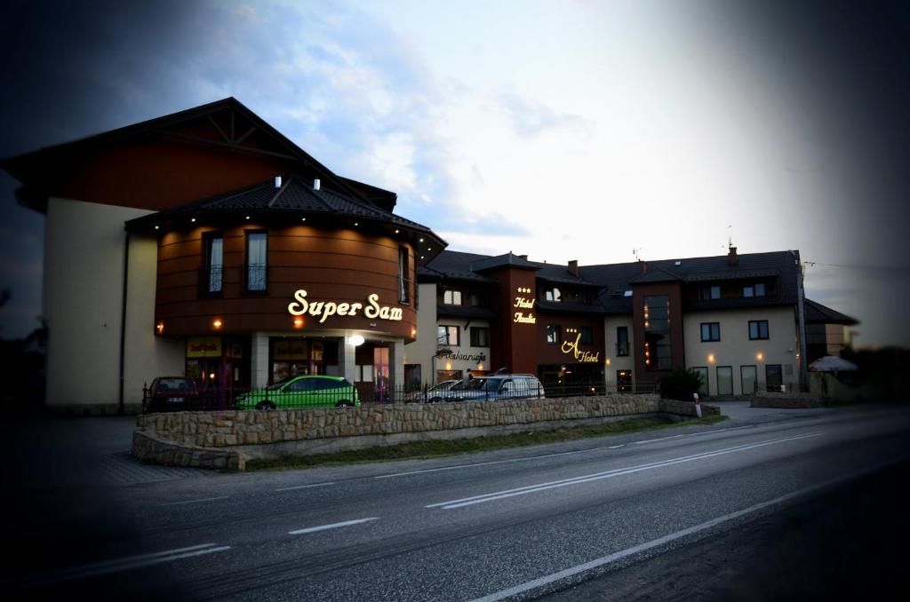Hotel Azalia wieczorem