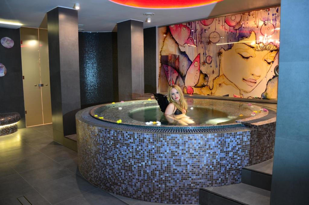 Jacuzzi pod muralem