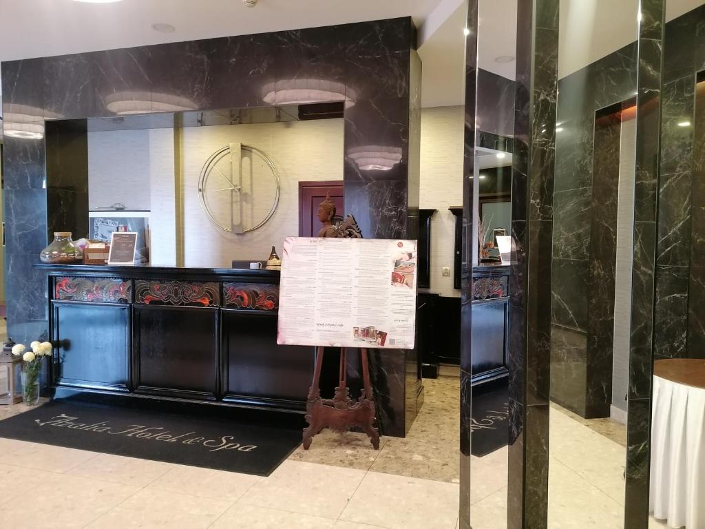 Recepcja Hotelu Azalia — czarny marmur i orientalne detale
