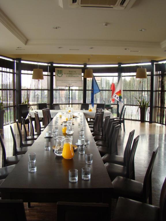Sala restauracyjna z panoramicznymi oknami
